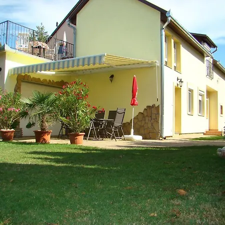 Violetta Vendeghaz アパート